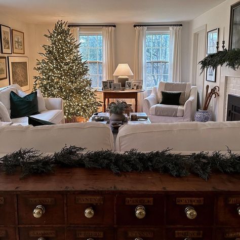 Nancy Meyers Aesthetic Christmas, Cozy House Christmas, Cozy Collected Home, Nancy Myers Christmas Aesthetic, Nancy Myers Christmas, Nancy Meyer Christmas, Simple Xmas Decor, Traditional Home Aesthetic, Cozy Formal Living Room Ideas