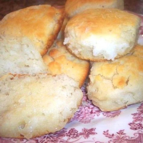 My Granny's Old-Fashioned Biscuits Old Fashioned Biscuit Recipe, Granny's Recipes, Lost Recipes, Learning How To Cook, Yummy Biscuits, Recipes Bread, Biscuit Bread, Biscuit Rolls, Rachel Ray