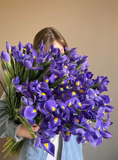 Iris Flower Bouquet, Iris Wedding Bouquet, Iris Bouquet, Flower Boquet, Purple Iris, Flower Therapy, Beautiful Bouquet Of Flowers, Delicate Flowers, Iris Flowers