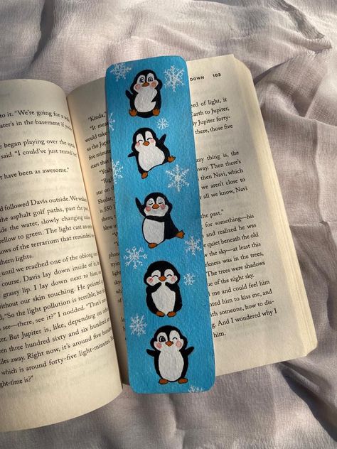 Gouache Easy, Artwork Diy Paintings, Cartoon Bookmarks, Penguin Bookmark, Bookmarks Aesthetic, Make A Book Cover, Aesthetic Bookmark, Painted Mirror Art, Homemade Bookmarks