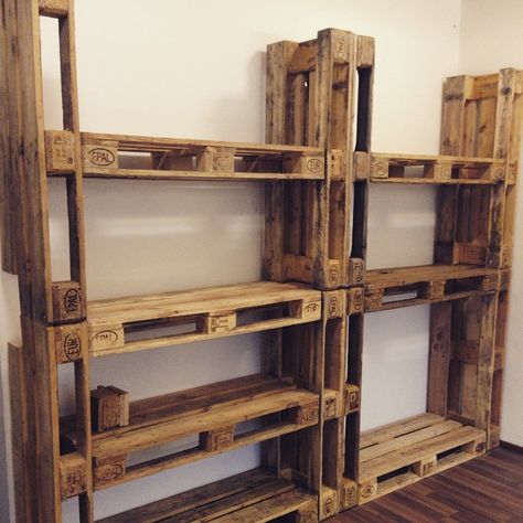 Pallet Wall With Shelves, Pallet Projects Garage, Bookshelf Made From Pallets, Diy Pallet Wall Shelves, Pallet Shelving Ideas, Pallet Office Ideas, Pallet Shop Ideas, Palette Shelves, Shelves Made From Pallets