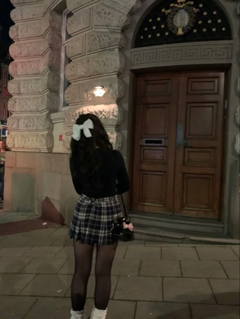 Nerdy School Outfits, Outfits With Boots And Skirt, Nerdy Cute Outfits, Pretty Outfits For School Casual, Skirt Outfits Winter Aesthetic, Tan Plaid Skirt Outfit, Cute Skirt Outfits For Winter, Skirt Outfit For School, Nerdy Outfits Aesthetic