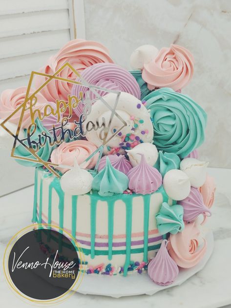 Meringue pops and assorted drop shapes. Swiss Meringue Buttercream Cake. Meringue Topped Cake, Merengue Cake Decoration, Meringue Cookies Design, Meringue Cake Topper, Cake With Meringue Decoration, Meringue Pops, Meringue Frosting, Meringue Cake, Cake Hacks