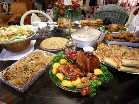 After the Christmas Eve mass, families gather to a feast on the dining table where the food served is mostly not seen on any ordinary day, a... New Year's Eve Food Traditions, Filipino Christmas Recipes, New Years Dinner Party, Filipino Christmas, New Year Food, Christmas Eats, New Years Eve Food, New Years Dinner, Philippines Food