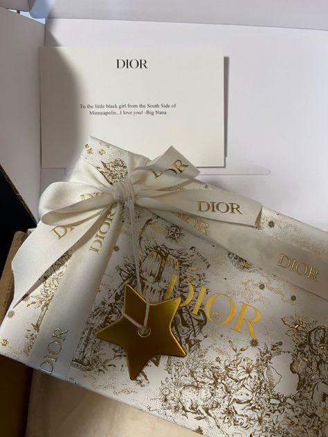 Christmas Luxury Gifts, Dior Christmas Packaging, Dior Invitation, Dior Gift, Corporate Client Gifts, Paper Carrier Bags, Beauty Skin Quotes, Luxury Packaging Design, Packaging Template Design