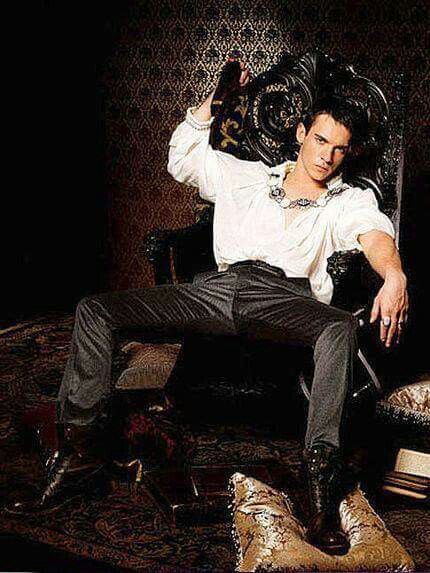 #JRM ❤ Man Spread Pose, Throne Poses, Kings Clothes, Funky Poses, Halloween Maquillaje, The Tudors Tv Show, King Henry Viii, Jonathan Rhys Meyers, Shia Labeouf