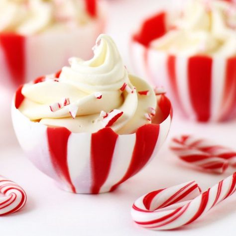 Peppermint Mousse, Chocolate Mousse Cups, White Chocolate Candy, Gingerbread Party, White Chocolate Mousse, Cookie Tutorials, Chocolate Candy Melts, Valentines Day Desserts, Chocolate Bomb