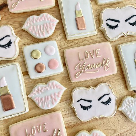 Amanda on Instagram: “Love the soft colors on this set. . . . Makeup cookies, lash cookies, brow cookies, eyebrow cookies, lash extensions, salon cookies, lip cookies, lipstick cookies. client found a picture by @jessievirginia on Pinterest and asked for something similar.…” Esthetician Cookies, Lash Cookies, Love Cookies Decorated, Salon Cookies, Lash Extensions Salon, Lip Cookies, Lipstick Cookies, Esthetic Studio, Makeup Cookies