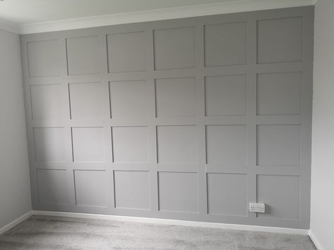 Squared Panel Wall, Square Wall Paneling, Annexe Ideas, Dining Room Feature Wall, Grey Feature Wall, Surf Room Decor, Panels Design, Wainscoting Bedroom, Living Room Panelling