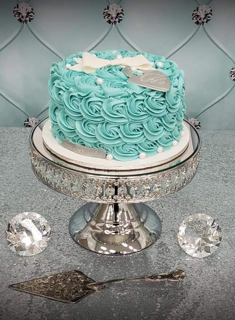 Tiffany Cake, Tiffany And Co Cake, Tiffany Blue Cake Ideas, Tiffany Baby Shower Theme Girl, Tiffany’s Birthday Theme, Tiffany Themed Cake, Tiffany Co Birthday Cakes, Breakfast At Tiffany’s Birthday Cake, Tiffany Inspired Cakes