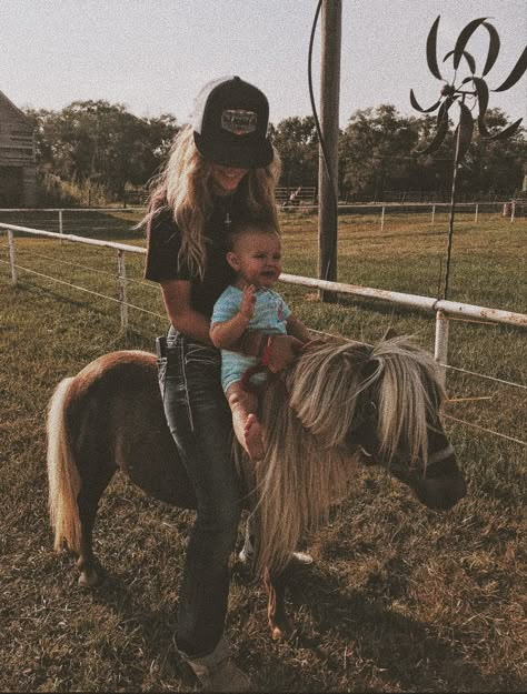 Country Mom And Daughter, Country Kids Aesthetic, Western Family Pictures With Kids, Country Mom Aesthetic, Country Life Family, Country Family Aesthetic, Western Baby Pictures, Country Daughter, Country Baby Pictures