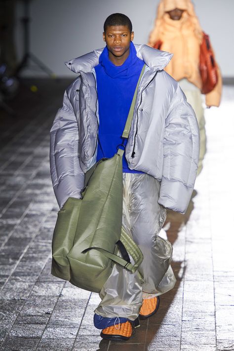 Silhouette Mode, Yeezy Fashion, Trims Fashion, Men Streetwear, Central Saint Martins, Mode Inspo, Saint Martin, Mens Accessories Fashion, Fashion Show Collection