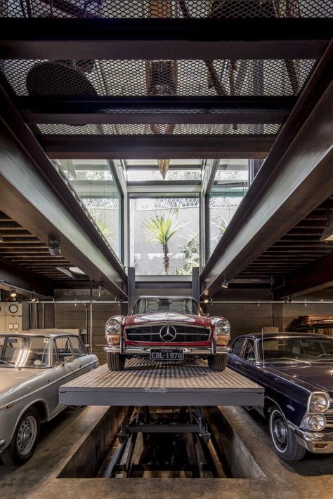 Heavy metal: a raw shell envelopes an art and car collection in this São Paulo gallery Casa Garage, Underground Garage, Ultimate Garage, Luxury Garage, Car Workshop, Modern Garage, Garage Interior, Shipping Container House, Garage Design