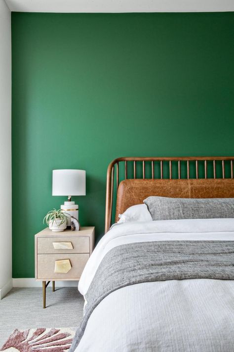 Big Bedroom, Green Bedroom Walls, Green Accent Walls, Sala Grande, Decor Ikea, Cute Dorm Rooms, Accent Wall Bedroom, Green Walls, Bedroom Paint Colors