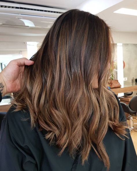 Hairstyles 2023 Trends Brunette, Brazilian Hair Color, California Brunette Hair Balayage, Soft Brown Hair Balayage, Brazilian Highlights, Dark Brown Caramel Highlights, Global Hair Color For Indian Skin Tone, Popular Hair Colors For 2023, Brazilian Balayage