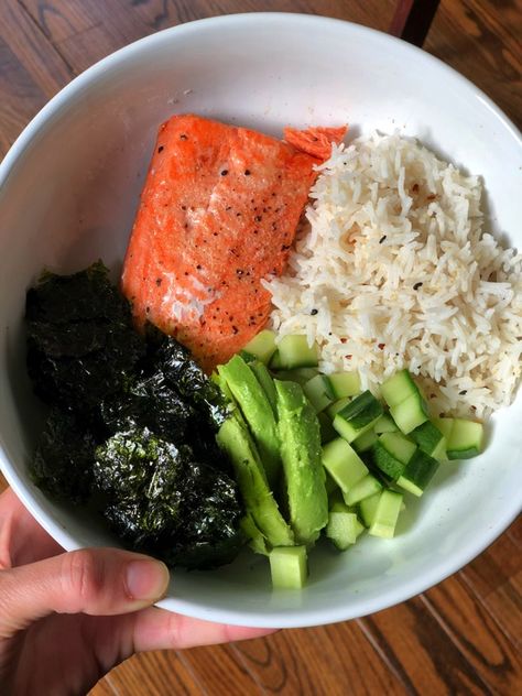 Healthy Recipes With Salmon, Seaweed Meals, Seaweed Snack Ideas, Sushi In A Bowl, Rice And Seaweed, Seaweed Snack, Salmon Rice, Plats Healthy, Berbuka Puasa