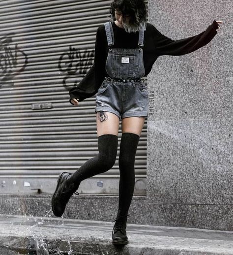 Grunge aesthetic  •pinterest• Lesedi.Mosa✨ Grunge Style Outfits, Soft Grunge Outfits, Vestiti Edgy, Look Grunge, Mode Emo, Goth Outfit, Haine Diy, Mode Grunge, Aesthetic Grunge Outfit