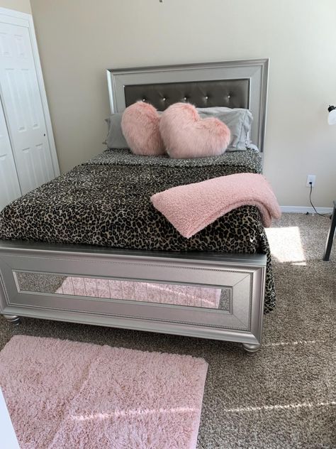 Cute Pink Beds, Room Ideas Queen Bed, Girly Pink Bed, Baddie Bedframes, Room Inspo Baddie, Pink Princess Bed Frame, King Size Bed Frame Pink, Bissell Carpet Cleaner, Baddie Bedroom