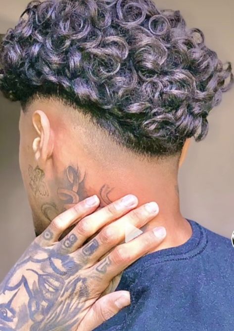 Low Fade Curly Hair Men, Curly Hair Low Fade, Low Drop Fade Curly Hair, Low Fade Curly Hair, Curly Hair Designs, Fade Haircut Curly Hair, Taper Fade Curly Hair, Drop Fade Haircut, Curly Hair Fade