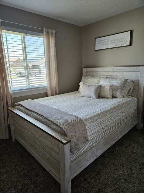 White Rustic Bedroom Ideas, Whitewash Bedroom Ideas, Wood Headboard Bedroom Ideas, White Rustic Bedroom, Wood Headboard Bedroom, Styling Bedroom, Girl Apartment Decor, Bad Room, Mtv Cribs