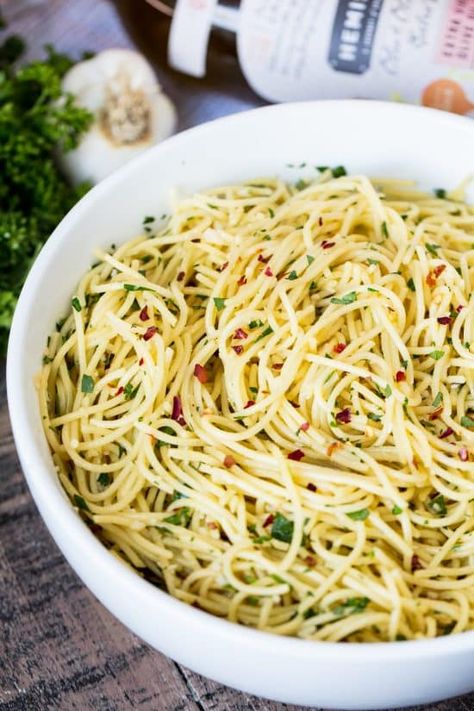 Seasoned Pasta Noodles, Simple Pasta Recipes Healthy, Pasta With Veggies And Olive Oil, Oil Dressing For Pasta, No Meat Pasta Dishes, Olive Oil Sauce For Pasta, Oil Sauce For Pasta, Oil Based Pasta Sauce, Simple Noodle Recipes