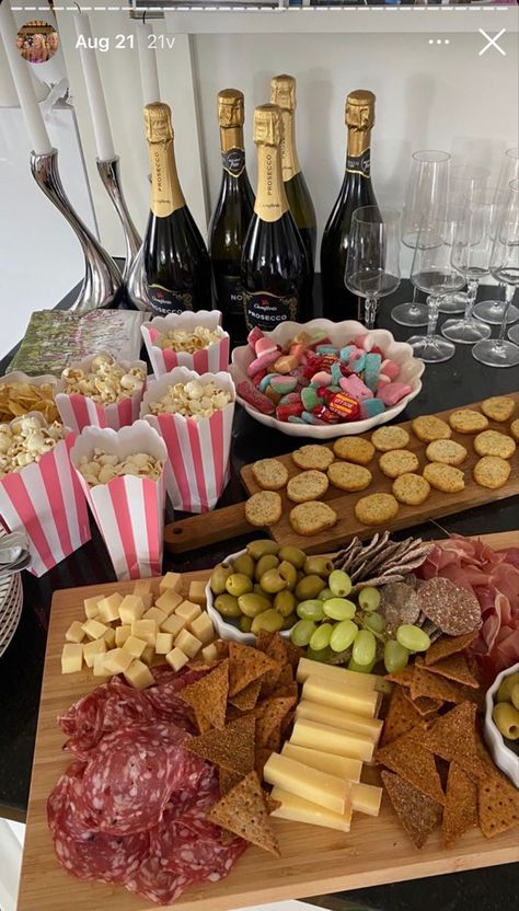 Party Snacks Aesthetic, Small Party Food Ideas, Bday Party Food, Small Party Ideas, Birthday Food Table, Prom Food, Birthday Food Ideas, Home Party Ideas, House Party Ideas