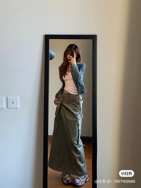 Army Green Outfit Ideas, Army Skirt Outfit, Army Green Outfit, Long Cargo Skirt, Cargo Skirt Outfit, Ulzzang Outfit, Poses Aesthetic, Winter Skirt Outfit, Aesthetic Outfit Ideas