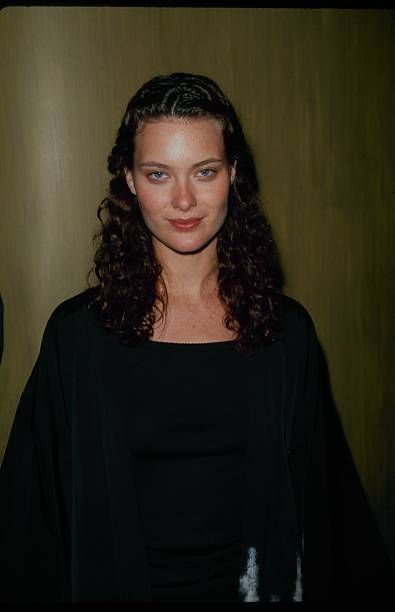 Shalom Harlow No Makeup, Shalom Harlow Chanel, Shalom Harlow Curly Hair, Shalom Harlow Short Hair, Shalom Harlow Hair, Shalom Harlow Face, Shalom Harlow Makeup, Face Stamps, Shirt Images