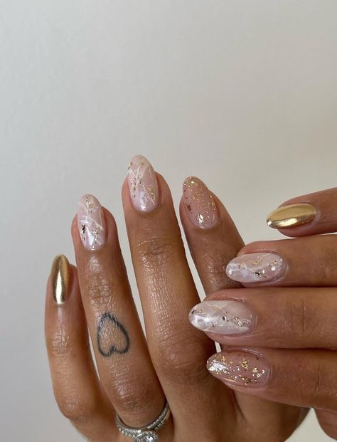 30 Marble Nails That Are Classy & Timeless Cute Marble Nails, White And Gold Nail Art, Nails In White, Marble Nails Diy, Martini Nails, Isabel May, Black Marble Nails, Grad Nails, Gold Chrome Nails