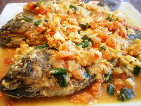 Sarciadong Isda literally translates to “Fish with sauce”. Fried fish is simmered in a sauce that is usually composed of tomatoes and onions; some seasonings are also added to enhance the flavor. Tilapia Recipes Healthy, Filipino Recipe, Filipino Cuisine, Hearty Lunch, Tilapia Recipes, Easy Fish Recipes, Filipino Dishes, Asian Foods, Pinoy Food