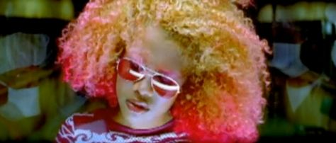 Kelis Caught Out There, Kelis Style, Early 2000s Hip Hop Fashion, Grow Curly Hair, Hype Williams, 2000s Hip Hop Fashion, 2000s Hip Hop, Color Block Hair, 2000s Pink