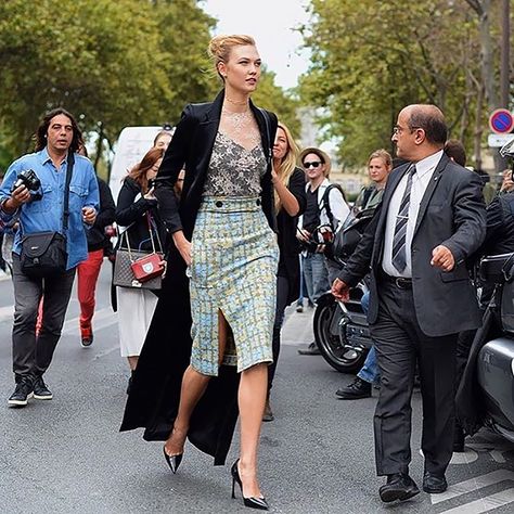 Tall Actors, Karlie Kloss Style, Tall Girl Fashion, Paris Mode, Paris Fashion Week Street Style, La Fashion Week, Karlie Kloss, Mode Masculine, Pencil Skirt Black