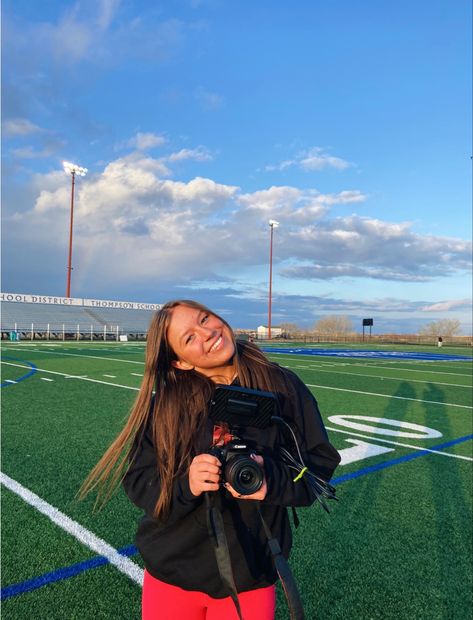 Sports Photographer Outfit, Professional Photographer Aesthetic, Sports Management Career Aesthetic, Sports Photographer Aesthetic, Sports Journalist Aesthetic, Sports Reporter Aesthetic, Sports Journalism Aesthetic, Woman Sports Reporter, Sports Videography