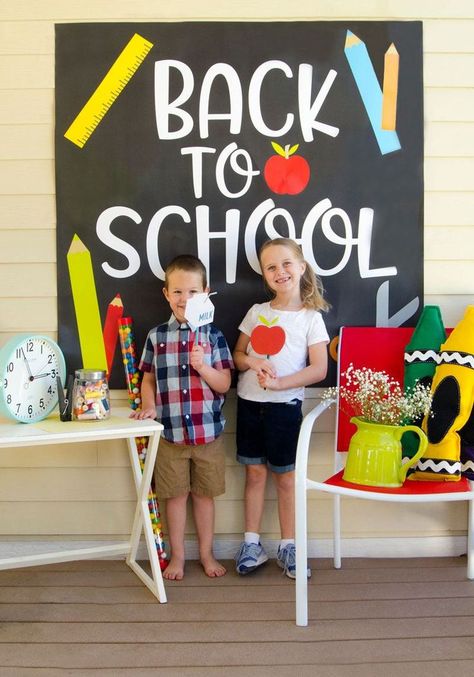 BACK TO SCHOOL Backdrop as part of Love The Day's Backdrop of the Month Club! School Photo Booth Ideas, Back To School Photoshoot, School Photoshoot, Diy Photo Booth Props, Back To School Sign, Diy Back To School, Back To School Night, Back To School Crafts, Back To School Party