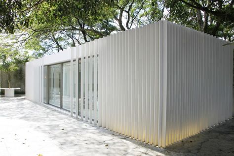 The Brazilian architect Marilia Pellegrini is presenting a luxury shipping container home at 2019 Casacor exhibition in São Paulo. Muji Hut, Shipping Container Architecture, Cargo Container Homes, Architectural Design Studio, Container Architecture, Shipping Container House, Container House Design, Shipping Container Homes, Luz Natural