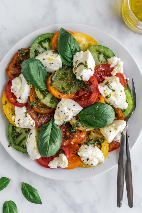 Burrata Tomato, Tomatoes And Burrata, Tomato And Burrata, How To Store Tomatoes, Tomato Basil Salad, Basil Salad, Burrata Salad, Summer Dinner Party, Satisfying Salads