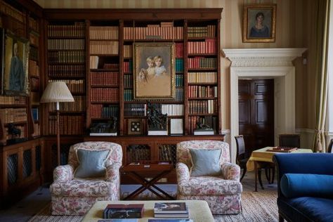 English Country House Style, House Library, Beautiful Library, Country House Interior, Home Libraries, English Country House, Country Style Homes, Striped Wallpaper, Interior Design Portfolio