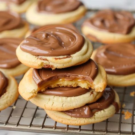 Payday Candy, Twix Bar, How To Melt Caramel, Turtle Cookies, Candy Egg, Cookie Craft, Twix Cookies, Nostalgic Candy, Soft Caramel