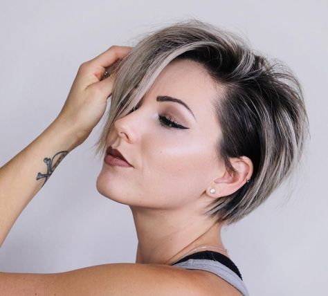 short blonde hair with shadow roots @chloenbrown Shadow Roots, Hair Doos, Trendy We Fryzurach, Kadeřnické Trendy, Shadow Root, Short Hairstyles For Thick Hair, Ombré Hair, Layered Bob, Short Bob Haircuts