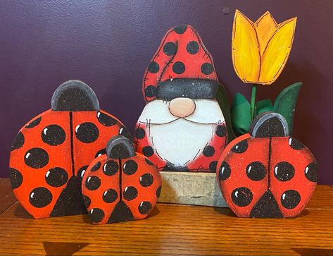 Wooden Yard Decor, Ladybug Gnome, Crafting Corner, Easter Wood Crafts, Nordic Gnomes, Spring Projects, Lady Bugs, Diy Gnomes, Gnomes Crafts