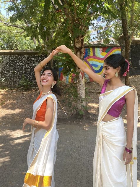 Farewell Poses With Bestie, Saree Poses With Sister, Group Saree Poses, Farewell Poses With Friends, Indian Best Friends Pics, Onam Pics, Saree Poses With Friends, Poses For 4 Friends, Desi Photoshoot Ideas