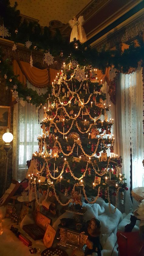 Vintage Christmas Flocked Tree, Christmas Tree Victorian, Grandma Christmas Aesthetic, Victorian Holiday Decor, Vintage Traditional Christmas Decor, Historic Christmas Decorations, Cristmass Aesthetic Decor, Old Timey Christmas Tree, Victorian Christmas Trees