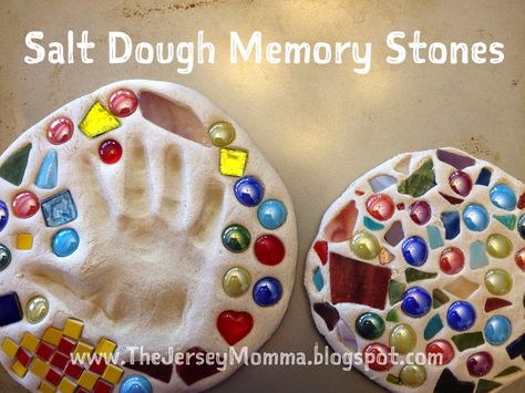 The Jersey Momma: How to Make Salt Dough Memory Stones Memory Stones, Diy Easy Crafts, Make Salt Dough, How To Make Salt Dough, Diy Mother's Day Crafts, Stepping Stones Diy, Kids Homemade, Diy Gifts For Kids, Mothers Day Crafts For Kids