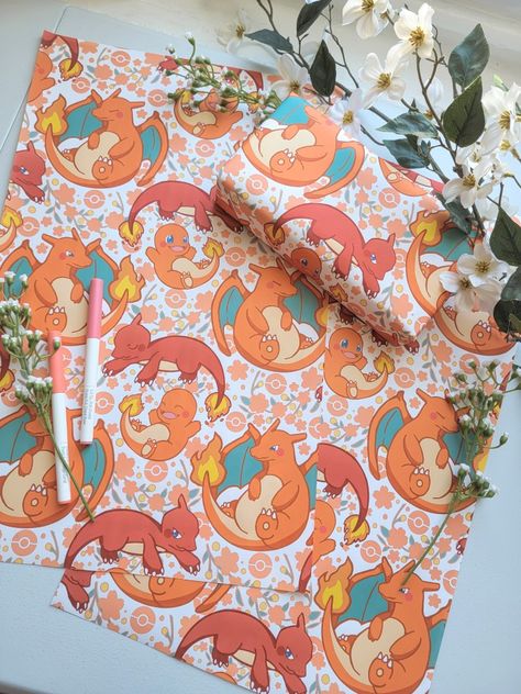 Pokemon Wrapping Paper, Charmander Charmeleon Charizard, Fire Pokemon, Holiday Gift Wrapping, Pokemon Diy, Pokemon Stickers, Pokémon Art, Pokemon Gifts, Diy Presents