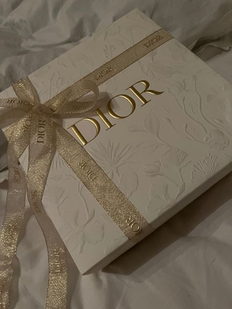 Elegant Esthetics, Lux Candles, Dior Gift, Ribbon Flowers Bouquet, Jewelry Packaging Design, Jewelry Box Design, Packaging Ideas Business, Perfume Packaging, Dior Beauty