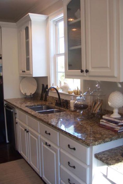 25 Granite Kitchen Countertops That You’ll Love | Interior God White Granite Countertops, Brown Granite, Kabinet Dapur, Cabinets Ideas, Victorian Cottage, White Countertops, Kitchen Redo, Kitchen Paint, Trendy Kitchen