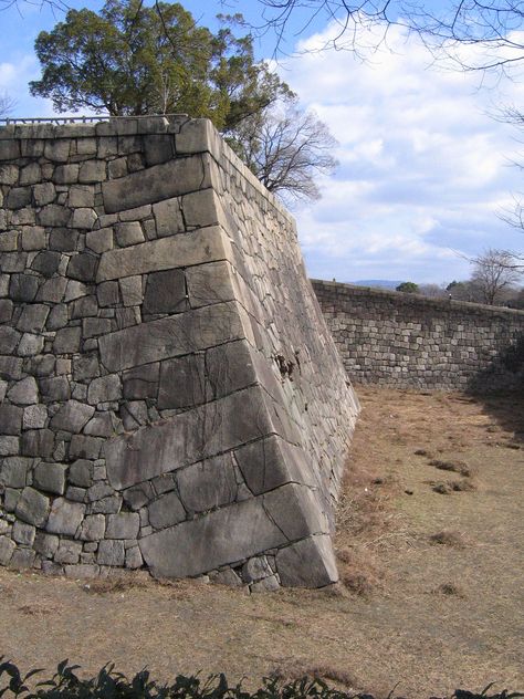 Category:Dry stone walls in Japan - Wikimedia Commons Building A Stone Wall, Old Stone Wall, Stone Walls Garden, Stone Cabin, Stone Wall Design, Stone Retaining Wall, Osaka Castle, Dry Stone Wall, Stone Architecture