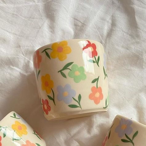 Cup Diy Ideas, Ceramic Painting Flowers, Drawing On Cups, Pottery Cup Painting Ideas, Pottery Painting Flowers, Cute Mug Designs, Spring Pottery, Clay Cafe, Painted Mug