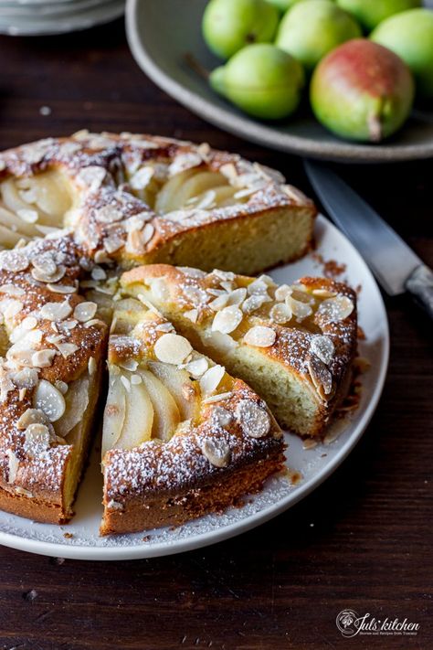 Pear almond cake Pear Almond, Pear And Almond Cake, My 40th Birthday, Canned Pears, Pear Cake, Caramel Crunch, Oil Cake, Poached Pears, Olive Oil Cake