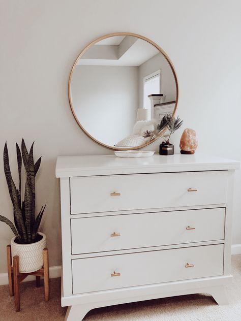 Small Dresser Decor Bedroom, Simple Dresser, Drawer Decor, Indie Bedroom, Girls Vanity, Simple Bedroom Decor, Thrifted Home Decor, Bedroom Interior Design Luxury, Modern Bedroom Interior